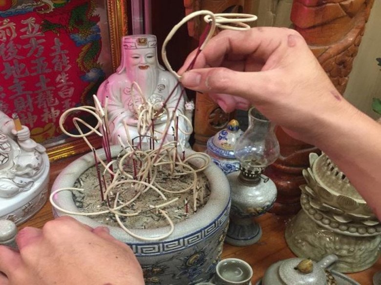 Tỉa chân hương cuối năm nhớ 3 điều này, tổ tiên "ưng bụng", phúc lộc gấp bội - 3