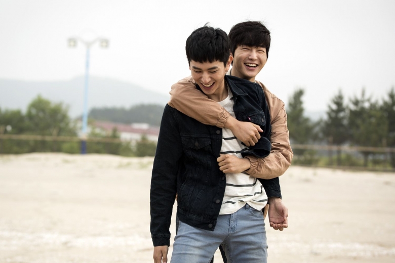 Giúp bạn thân thuyết phục gia đình cho cưới mẹ đơn thân, tôi choáng váng khi vô tình phát hiện bí mật của vợ - 1