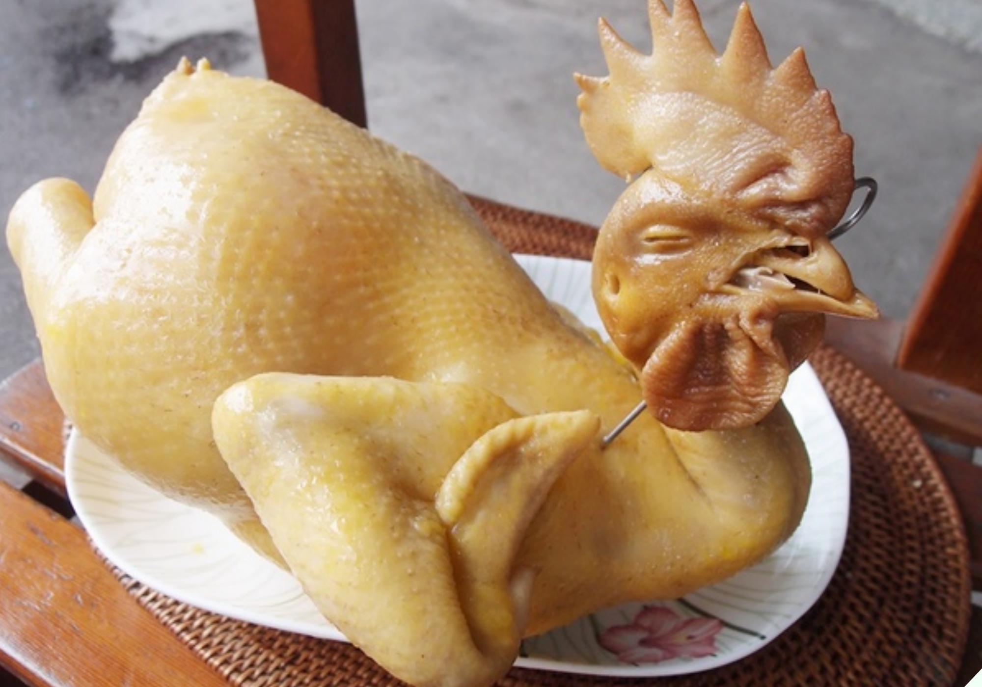 Luộc gà cúng Tết nên đặt úp hay ngửa mới đúng, đa số chị em đều làm sai bảo sao gà chỗ chín nứt da, chỗ đỏ như còn sống - 2