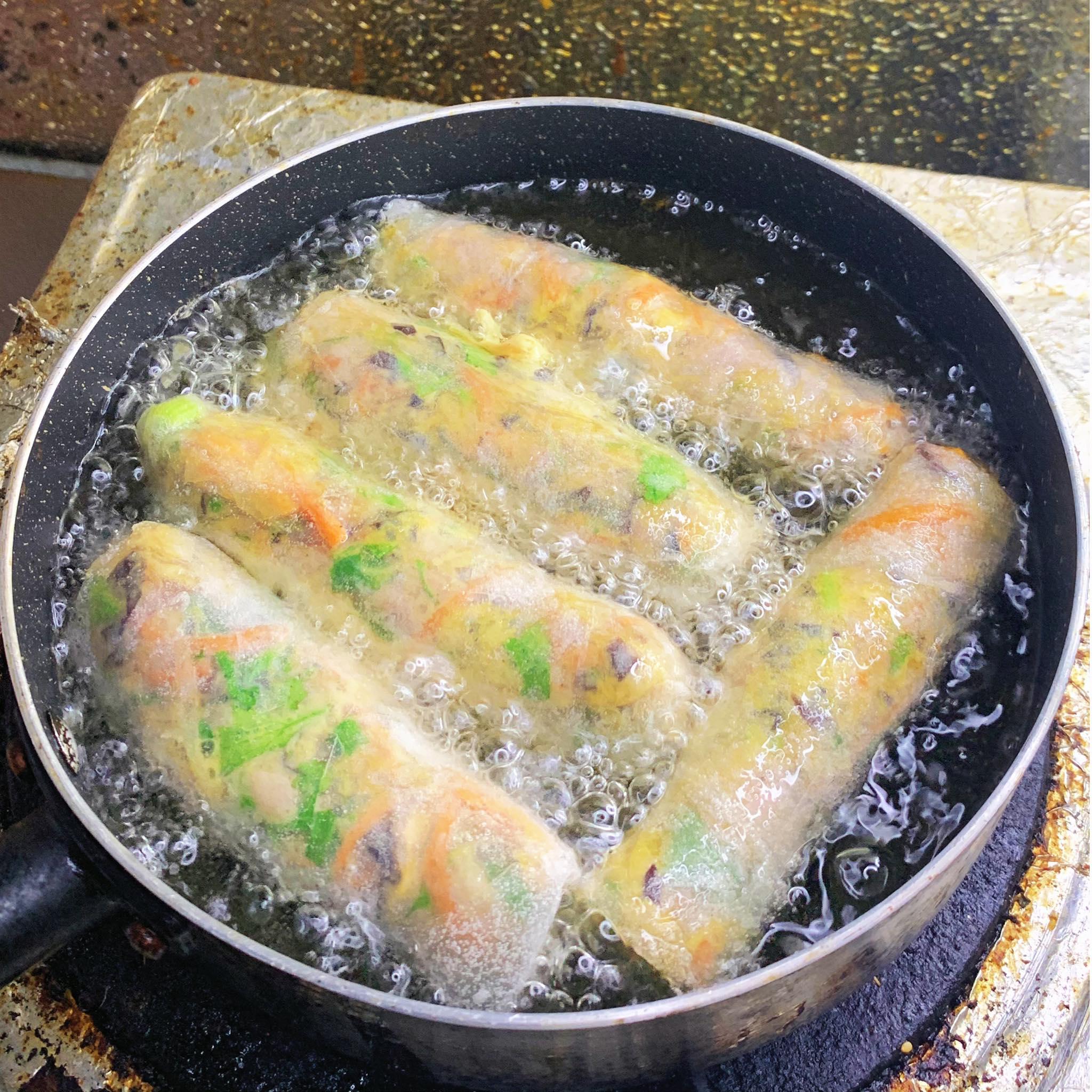 Tết rán nem bày cỗ đừng cho miến, cứ thêm loại bột này nem giòn tan, vàng ruộm không bao giờ ỉu - 15