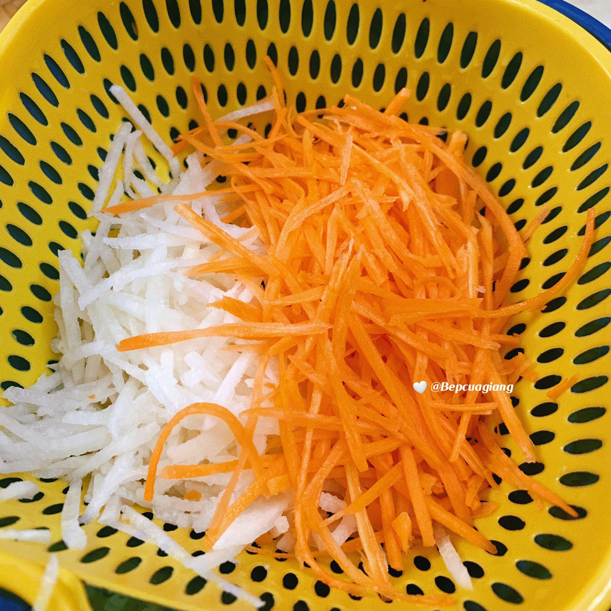 Tết rán nem bày cỗ đừng cho miến, cứ thêm loại bột này nem giòn tan, vàng ruộm không bao giờ ỉu - 9