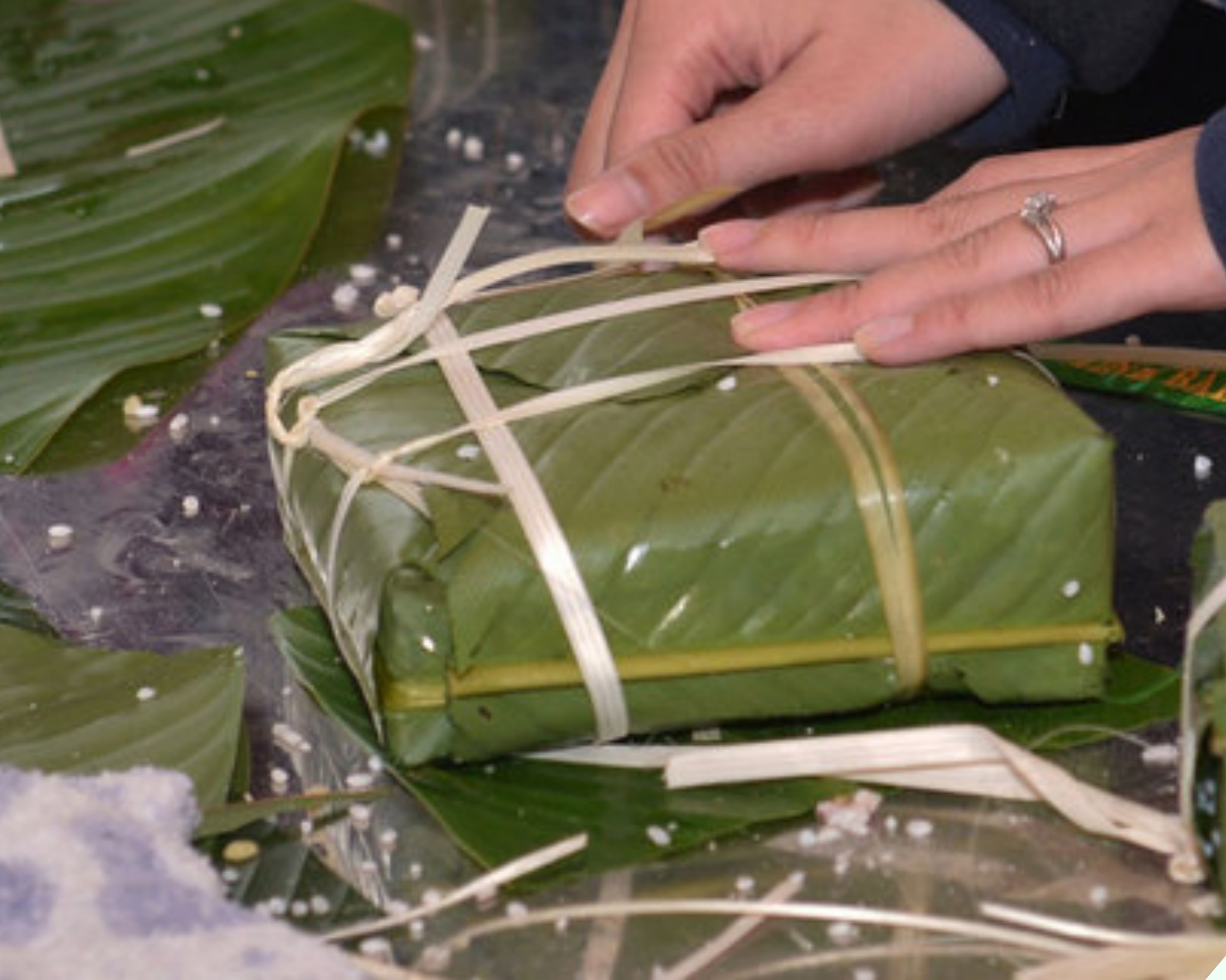Luộc bánh chưng xong cứ làm ngay việc này, yên tâm để bánh cả tháng vẫn dẻo thơm, không sợ bị thiu mốc hay lại gạo - 3