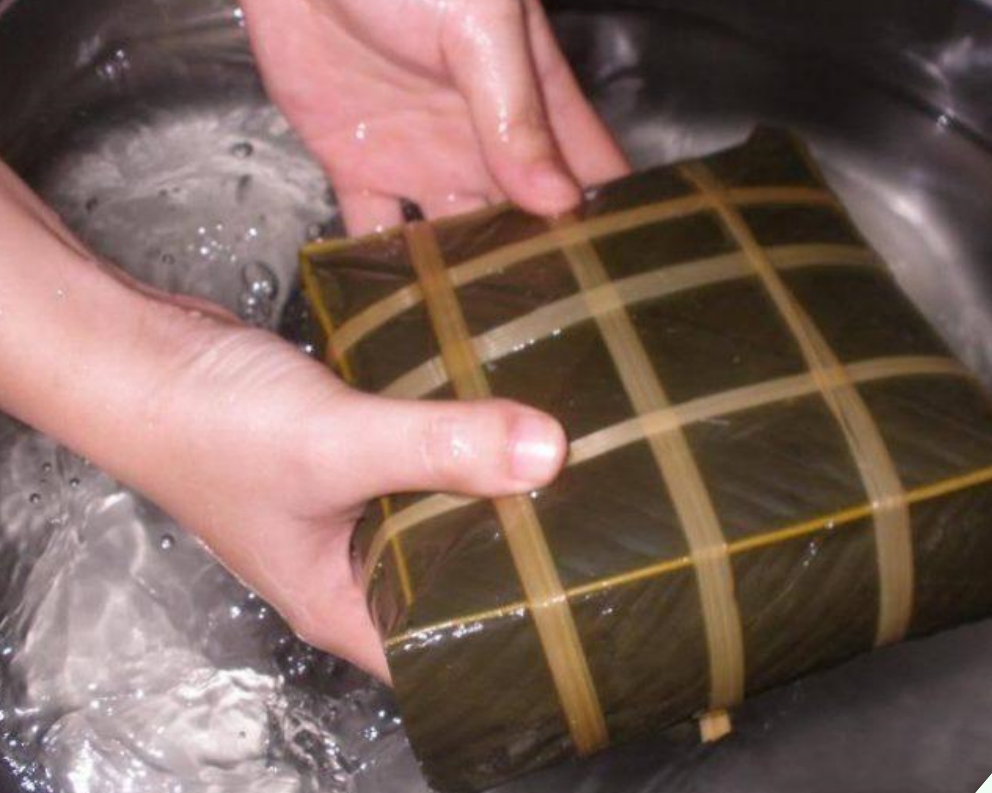 Luộc bánh chưng xong cứ làm ngay việc này, yên tâm để bánh cả tháng vẫn dẻo thơm, không sợ bị thiu mốc hay lại gạo - 4