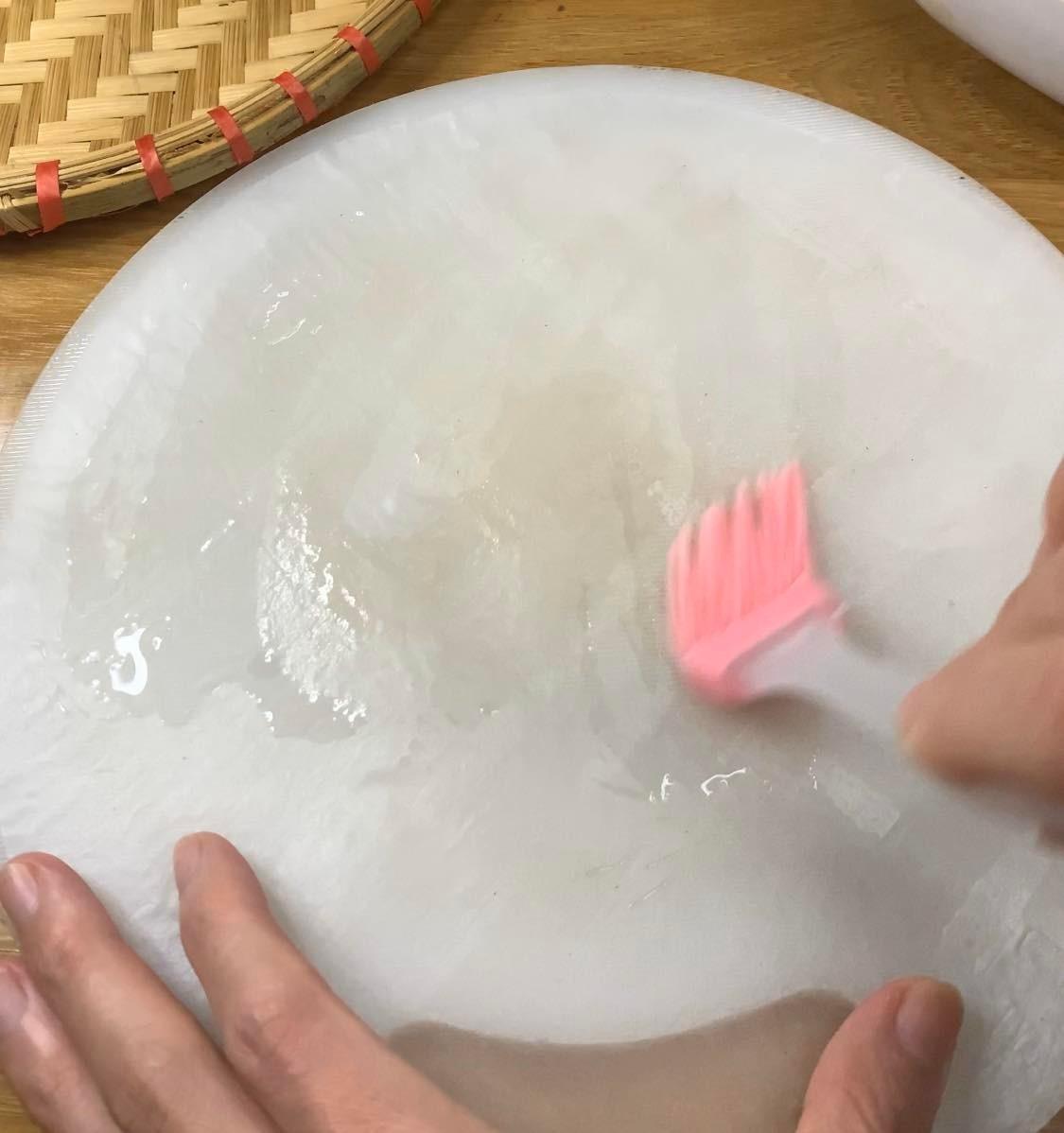 Tết rán nem bày cỗ đừng cho miến, cứ thêm loại bột này nem giòn tan, vàng ruộm không bao giờ ỉu - 5