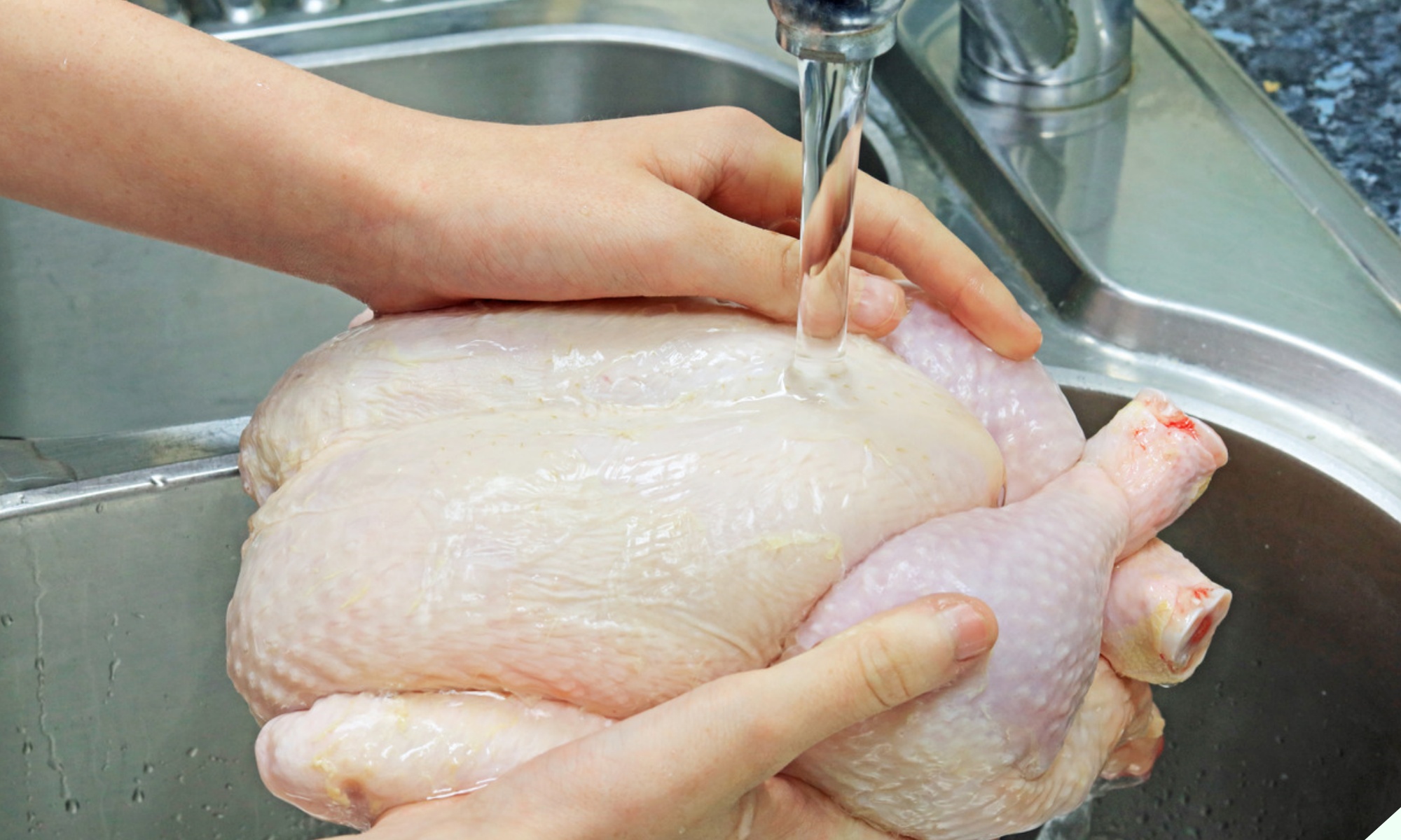 Luộc gà cúng Tết nên đặt úp hay ngửa mới đúng, đa số chị em đều làm sai bảo sao gà chỗ chín nứt da, chỗ đỏ như còn sống - 6