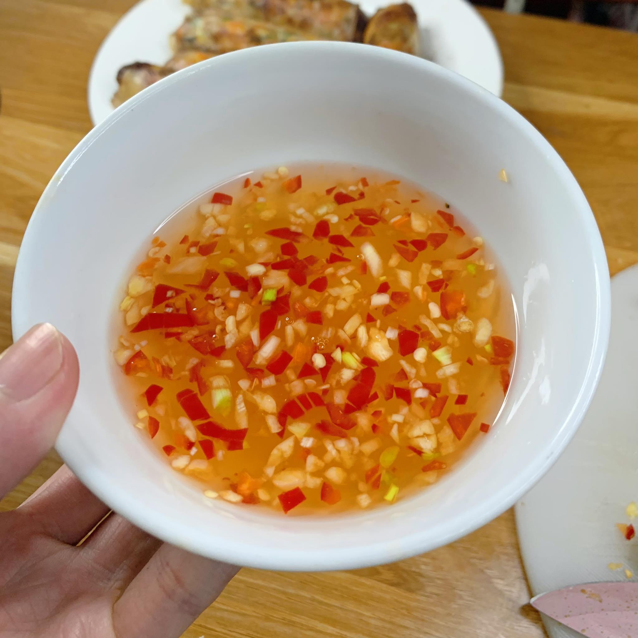 Tết rán nem bày cỗ đừng cho miến, cứ thêm loại bột này nem giòn tan, vàng ruộm không bao giờ ỉu - 16