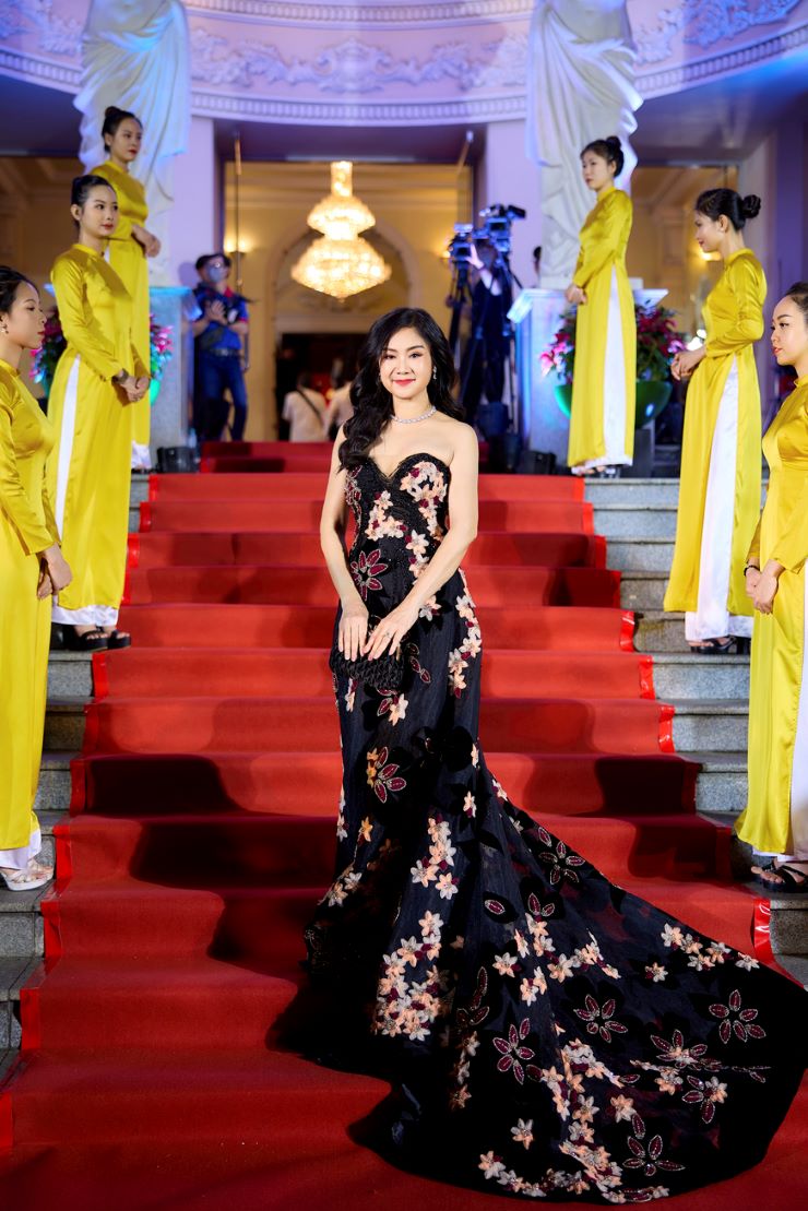 NSND Thu Hà "Lá ngọc cành vàng" sang trọng, cuốn hút với đầm cúp - 3