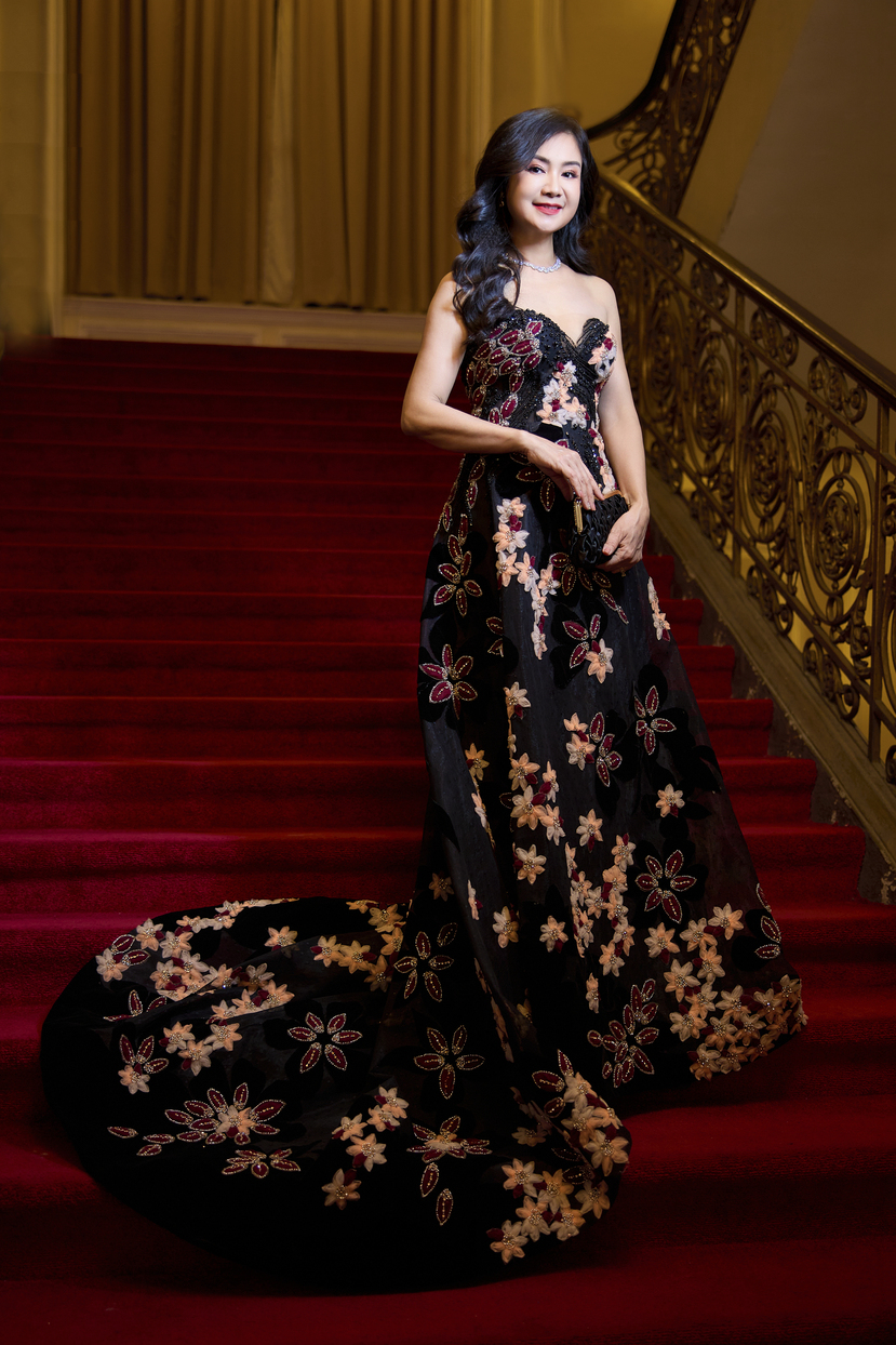 NSND Thu Hà "Lá ngọc cành vàng" sang trọng, cuốn hút với đầm cúp - 5