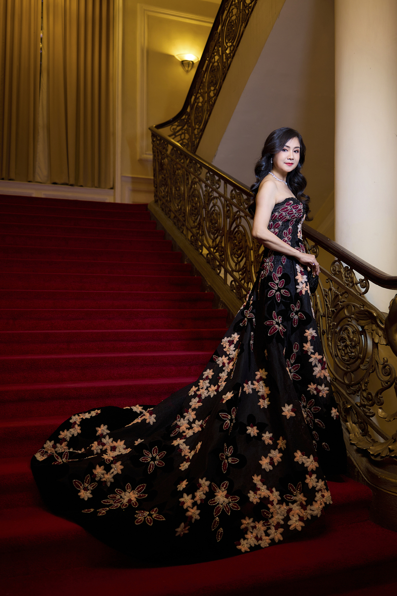 NSND Thu Hà "Lá ngọc cành vàng" sang trọng, cuốn hút với đầm cúp - 7