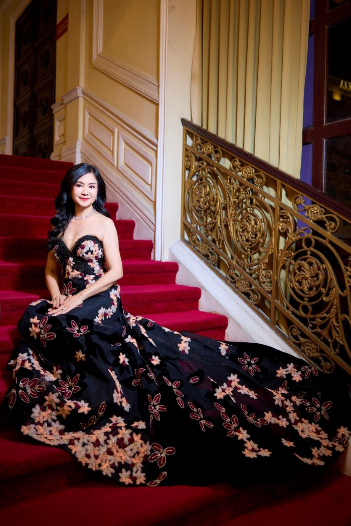 NSND Thu Hà "Lá ngọc cành vàng" sang trọng, cuốn hút với đầm cúp - 8