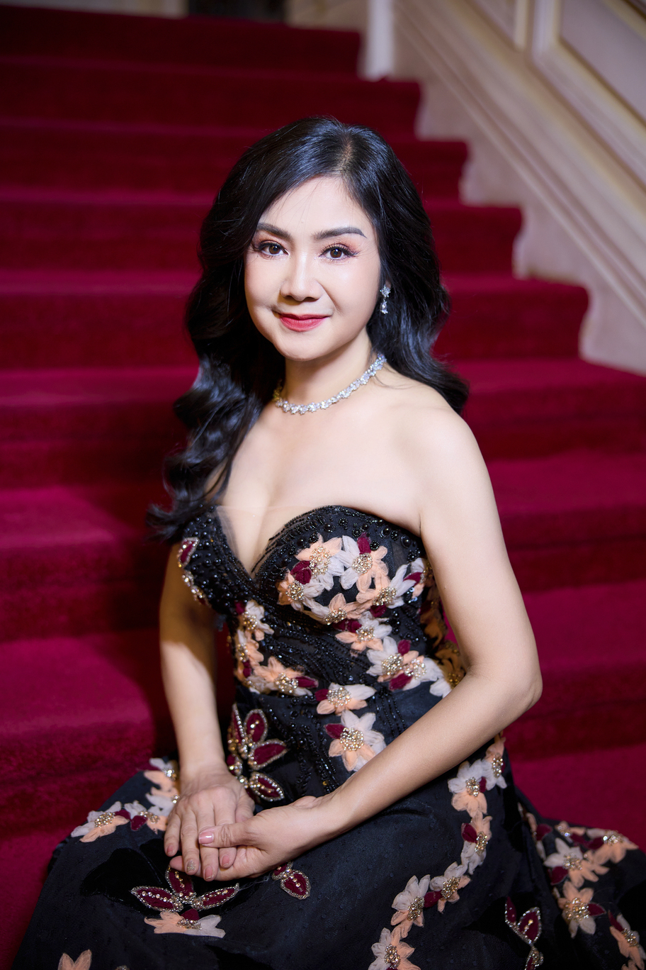 NSND Thu Hà "Lá ngọc cành vàng" sang trọng, cuốn hút với đầm cúp - 2