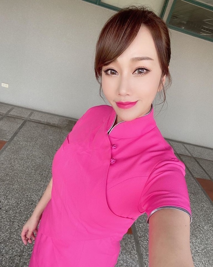 Nữ tiếp viên hàng không gây bão mạng vì ảnh đời thực quá gợi cảm - 10