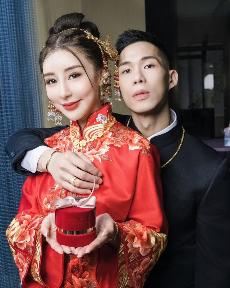 Nữ tiếp viên hàng không gây bão mạng vì ảnh đời thực quá gợi cảm - 8