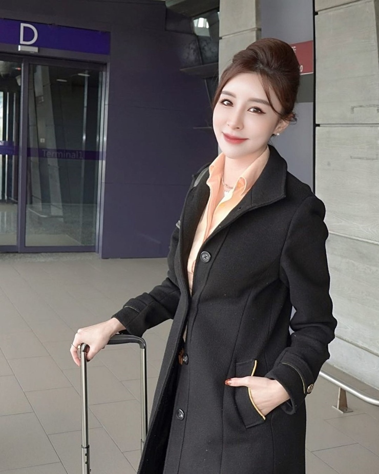 Nữ tiếp viên hàng không gây bão mạng vì ảnh đời thực quá gợi cảm - 4