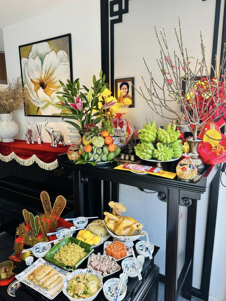 Nghệ sĩ Việt cúng ông Công ông Táo: Á hậu 5 con có mâm cúng đơn sơ, thích thú cảnh ông Tây đứng khấn - 4