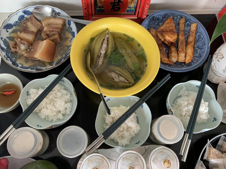 Nghệ sĩ Việt cúng ông Công ông Táo: Á hậu 5 con có mâm cúng đơn sơ, thích thú cảnh ông Tây đứng khấn - 9