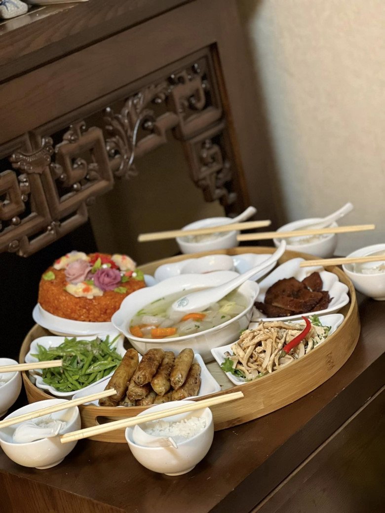 Nghệ sĩ Việt cúng ông Công ông Táo: Á hậu 5 con có mâm cúng đơn sơ, thích thú cảnh ông Tây đứng khấn - 7