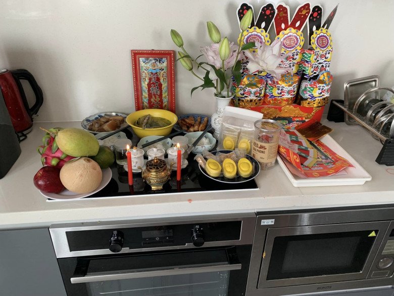 Nghệ sĩ Việt cúng ông Công ông Táo: Á hậu 5 con có mâm cúng đơn sơ, thích thú cảnh ông Tây đứng khấn - 10