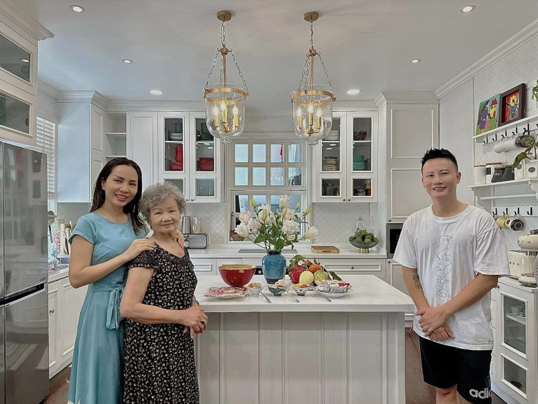 Nghệ sĩ Việt cúng ông Công ông Táo: Á hậu 5 con có mâm cúng đơn sơ, thích thú cảnh ông Tây đứng khấn - 13