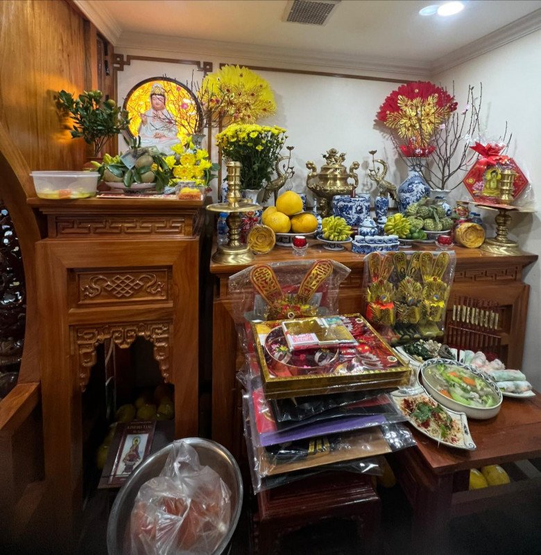 Nghệ sĩ Việt cúng ông Công ông Táo: Á hậu 5 con có mâm cúng đơn sơ, thích thú cảnh ông Tây đứng khấn - 2