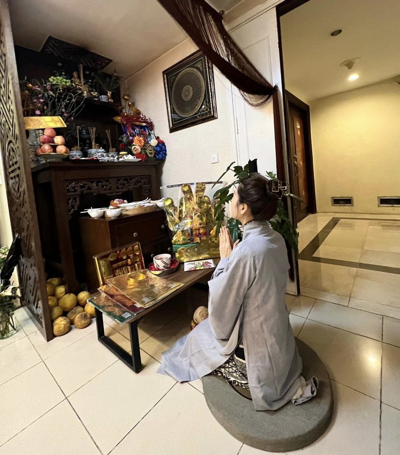 Nghệ sĩ Việt cúng ông Công ông Táo: Á hậu 5 con có mâm cúng đơn sơ, thích thú cảnh ông Tây đứng khấn - 5
