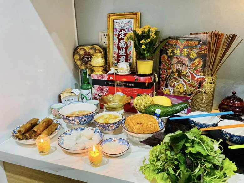 Nghệ sĩ Việt cúng ông Công ông Táo: Á hậu 5 con có mâm cúng đơn sơ, thích thú cảnh ông Tây đứng khấn - 11