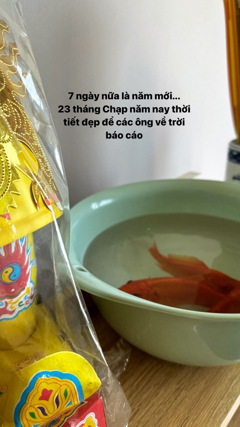 Nghệ sĩ Việt cúng ông Công ông Táo: Á hậu 5 con có mâm cúng đơn sơ, thích thú cảnh ông Tây đứng khấn - 15