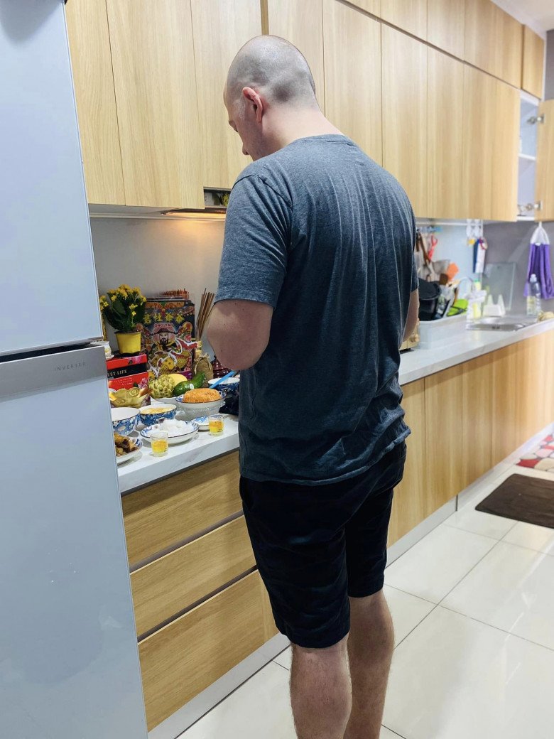 Nghệ sĩ Việt cúng ông Công ông Táo: Á hậu 5 con có mâm cúng đơn sơ, thích thú cảnh ông Tây đứng khấn - 12