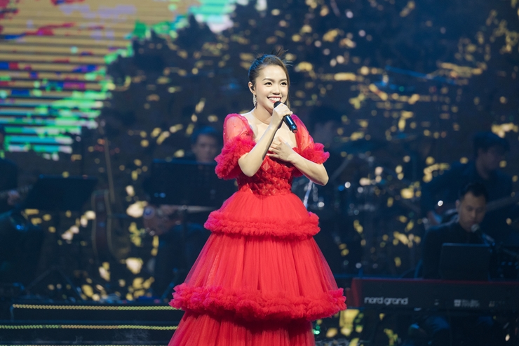 Nguyễn Ngọc Anh đẹp ngọt ngào và quyến rũ hát chương trình “Xuân quê hương” - 2