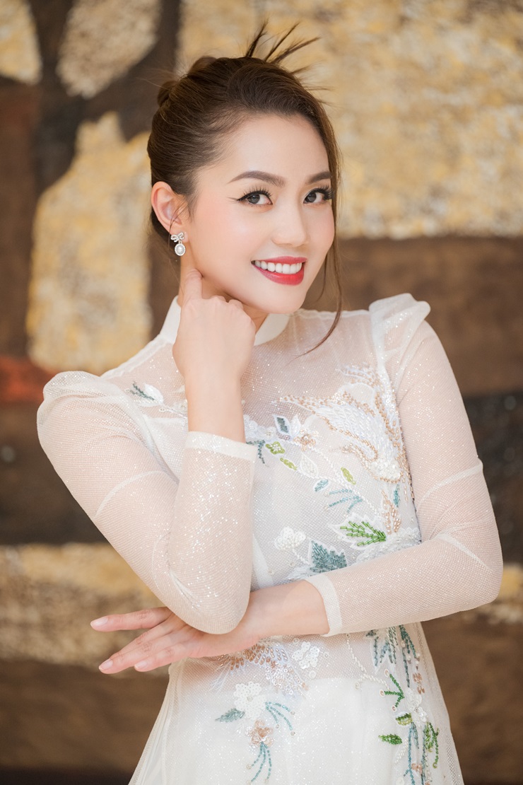 Nguyễn Ngọc Anh đẹp ngọt ngào và quyến rũ hát chương trình “Xuân quê hương” - 6