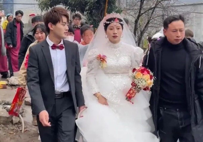 Cô dâu suy sụp, khóc lóc nức nở trong đám cưới, nghe nguyên nhân ai nấy đều thở dài - 2