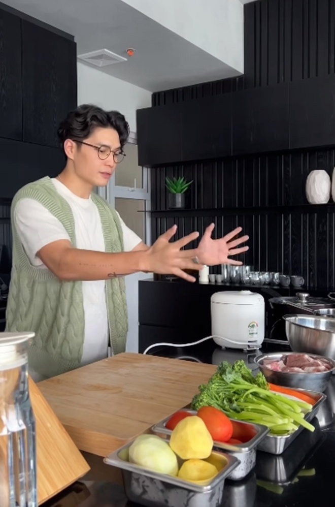 Chồng Ngô Thanh Vân nấu cơm Việt cho vợ, fan tấm tắc: "Lấy được anh chồng như này, muộn bao nhiêu cũng chờ" - 1