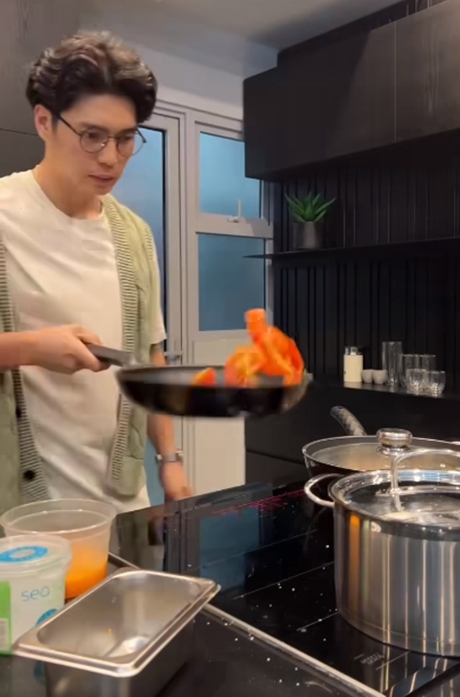 Chồng Ngô Thanh Vân nấu cơm Việt cho vợ, fan tấm tắc: "Lấy được anh chồng như này, muộn bao nhiêu cũng chờ" - 8