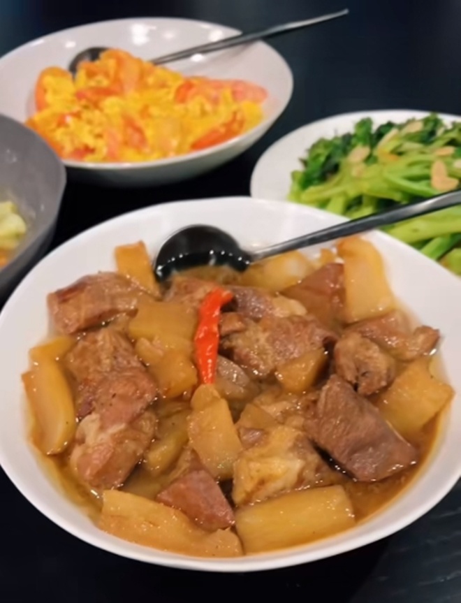 Chồng Ngô Thanh Vân nấu cơm Việt cho vợ, fan tấm tắc: "Lấy được anh chồng như này, muộn bao nhiêu cũng chờ" - 9