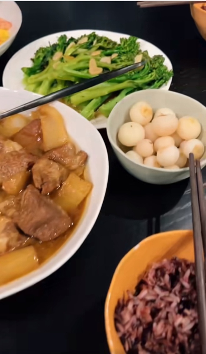 Chồng Ngô Thanh Vân nấu cơm Việt cho vợ, fan tấm tắc: "Lấy được anh chồng như này, muộn bao nhiêu cũng chờ" - 10