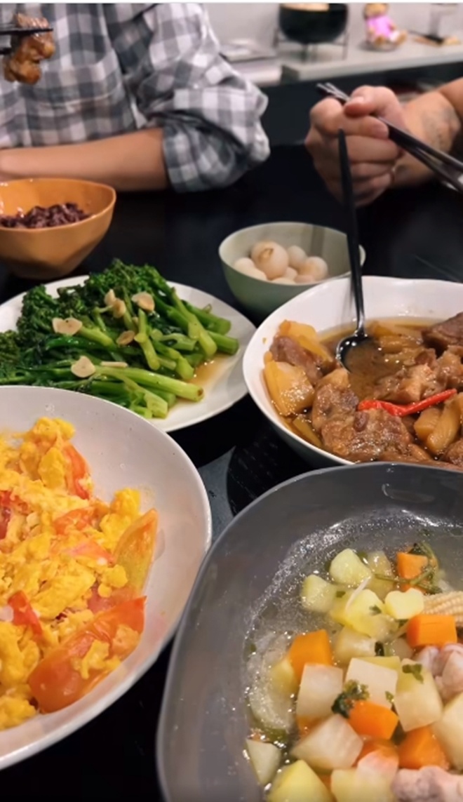 Chồng Ngô Thanh Vân nấu cơm Việt cho vợ, fan tấm tắc: "Lấy được anh chồng như này, muộn bao nhiêu cũng chờ" - 11