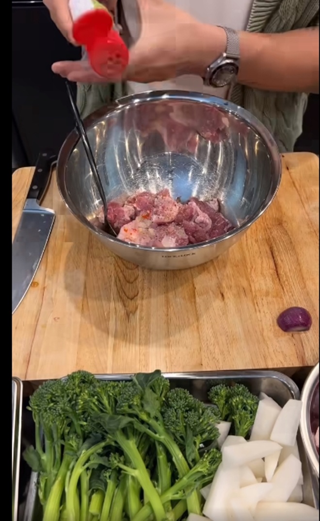 Chồng Ngô Thanh Vân nấu cơm Việt cho vợ, fan tấm tắc: "Lấy được anh chồng như này, muộn bao nhiêu cũng chờ" - 3