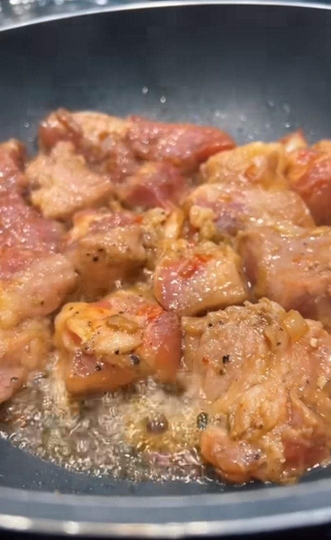 Chồng Ngô Thanh Vân nấu cơm Việt cho vợ, fan tấm tắc: "Lấy được anh chồng như này, muộn bao nhiêu cũng chờ" - 5