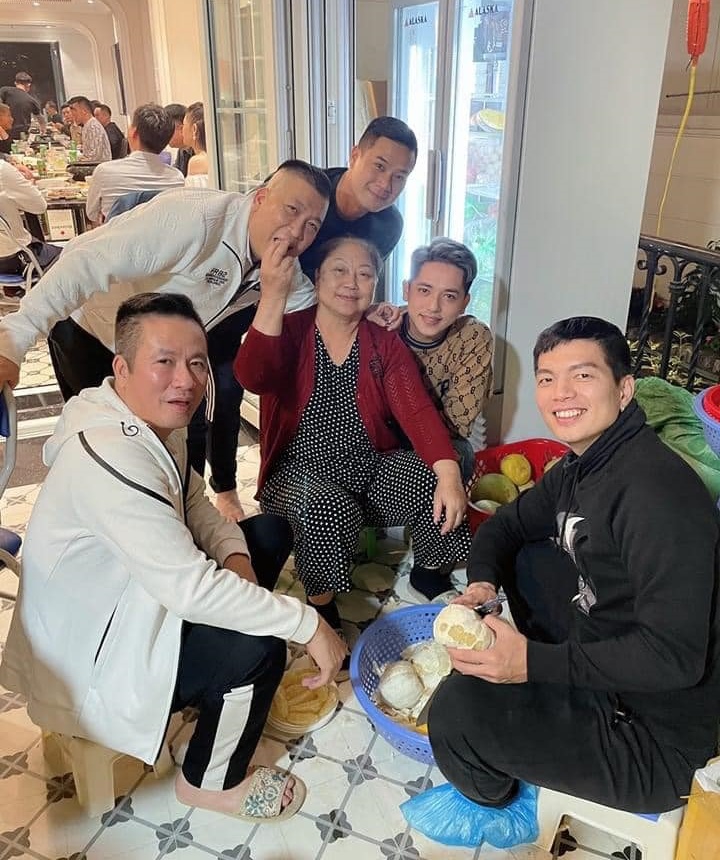 Tuấn Hưng tiếp khách bữa cơm ngon chẳng hề xa hoa cùng hình ảnh ăn Tết sớm &#34;béo ú&#34; gây chú ý - 1