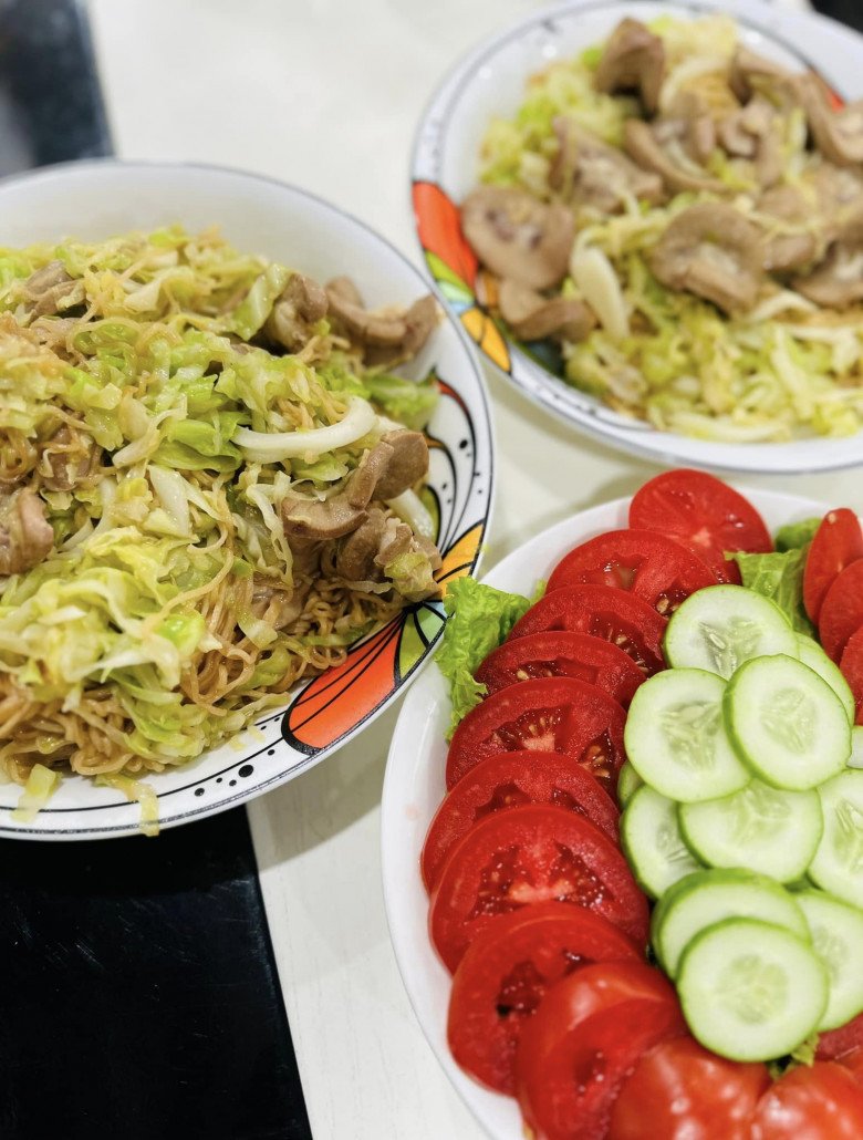 Sát Tết, siêu mẫu 3 con vẫn khoe bữa tối đơn giản chồng làm, khẳng định: "Có ăn là tốt rồi" - 2