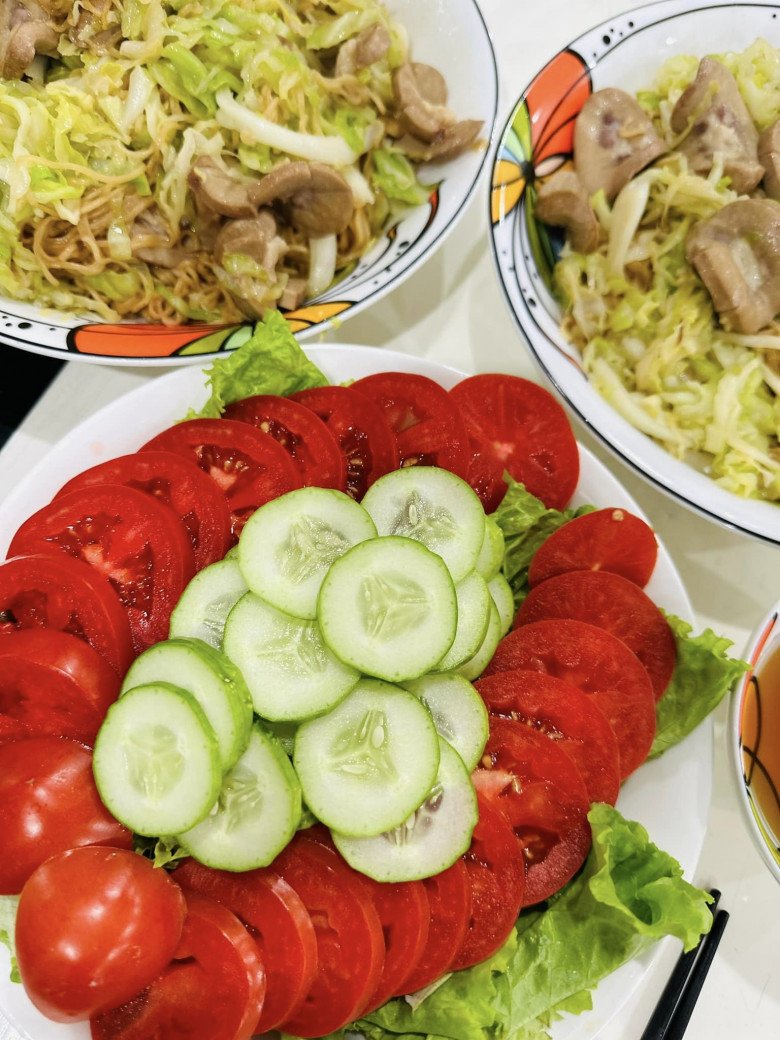 Sát Tết, siêu mẫu 3 con vẫn khoe bữa tối đơn giản chồng làm, khẳng định: "Có ăn là tốt rồi" - 3