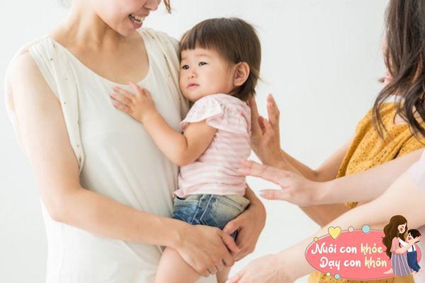 Về quê ăn Tết, em bé bỗng nhiên khóc lớn khi nhìn thấy bà ngoại, lý do đằng sau khiến bố mẹ phải xấu hổ - 4