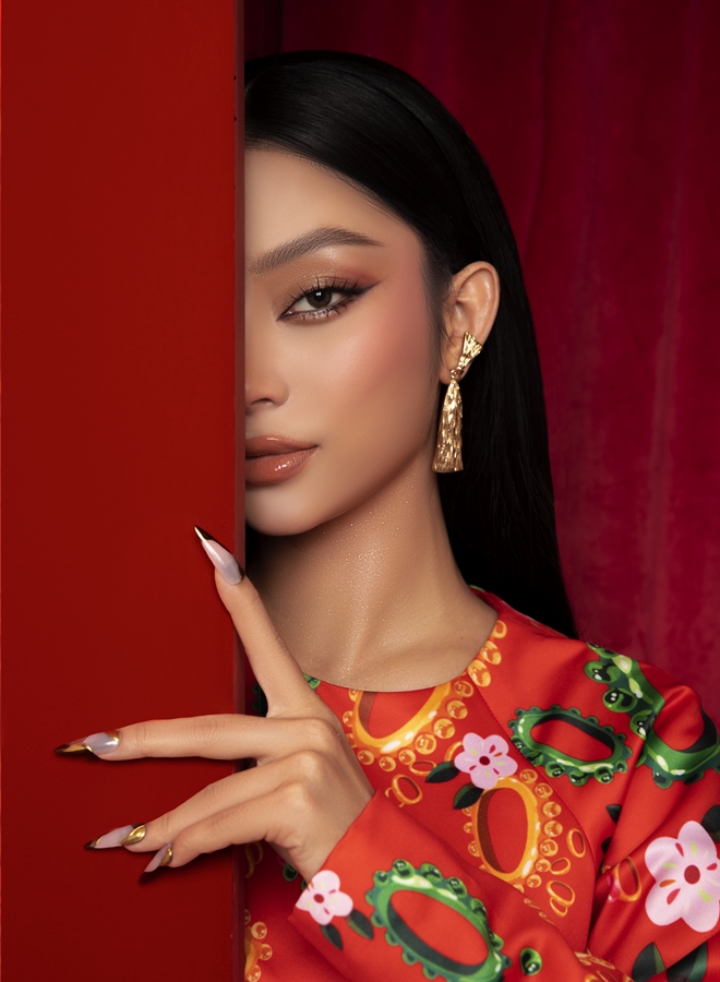 Ngắm trọn vẻ đẹp sắc sảo, rực rỡ của Á hậu Lâm Thu Hồng trong bộ ảnh Tết 2023 - 19