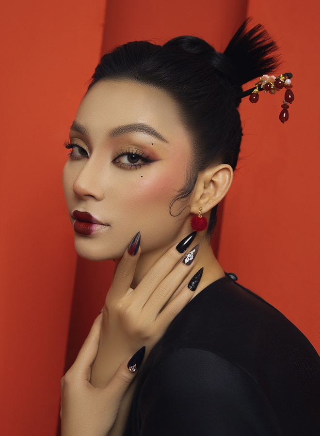 Ngắm trọn vẻ đẹp sắc sảo, rực rỡ của Á hậu Lâm Thu Hồng trong bộ ảnh Tết 2023 - 15