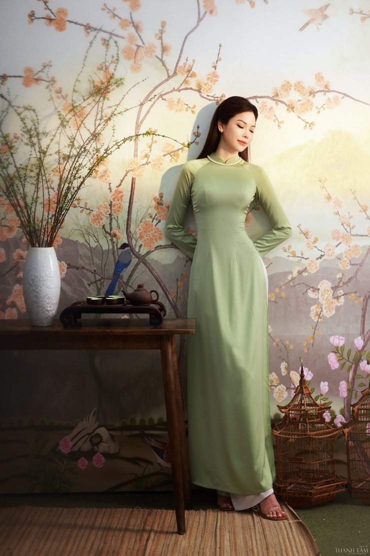 Con dâu tỷ phú Hoàng Kiều khoe vẻ đẹp đậm chất Á đông với áo dài truyền thống - 2