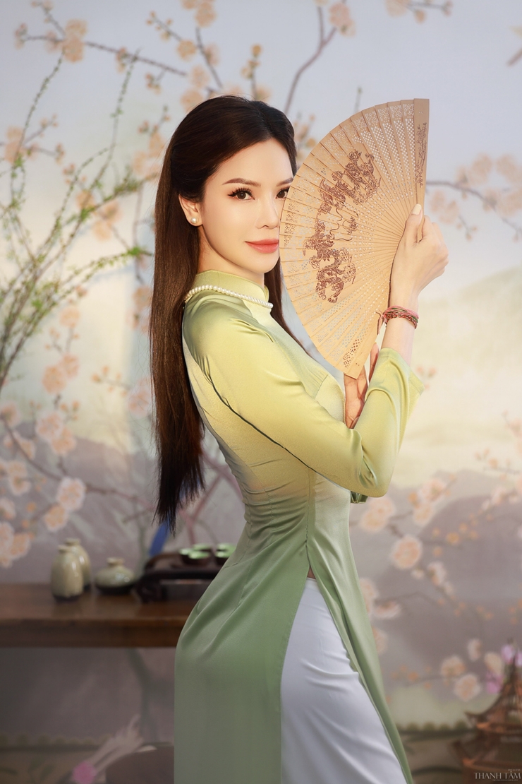 Con dâu tỷ phú Hoàng Kiều khoe vẻ đẹp đậm chất Á đông với áo dài truyền thống - 4