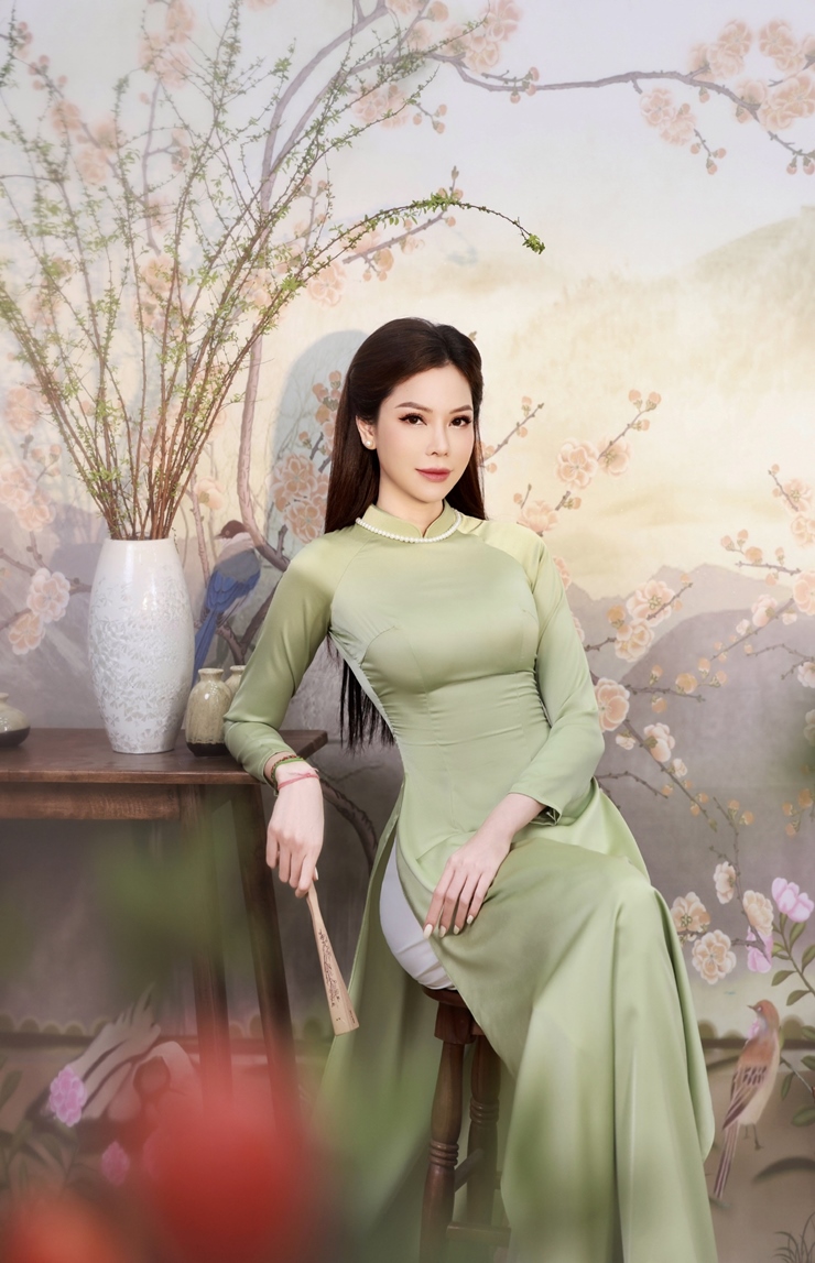 Con dâu tỷ phú Hoàng Kiều khoe vẻ đẹp đậm chất Á đông với áo dài truyền thống - 5