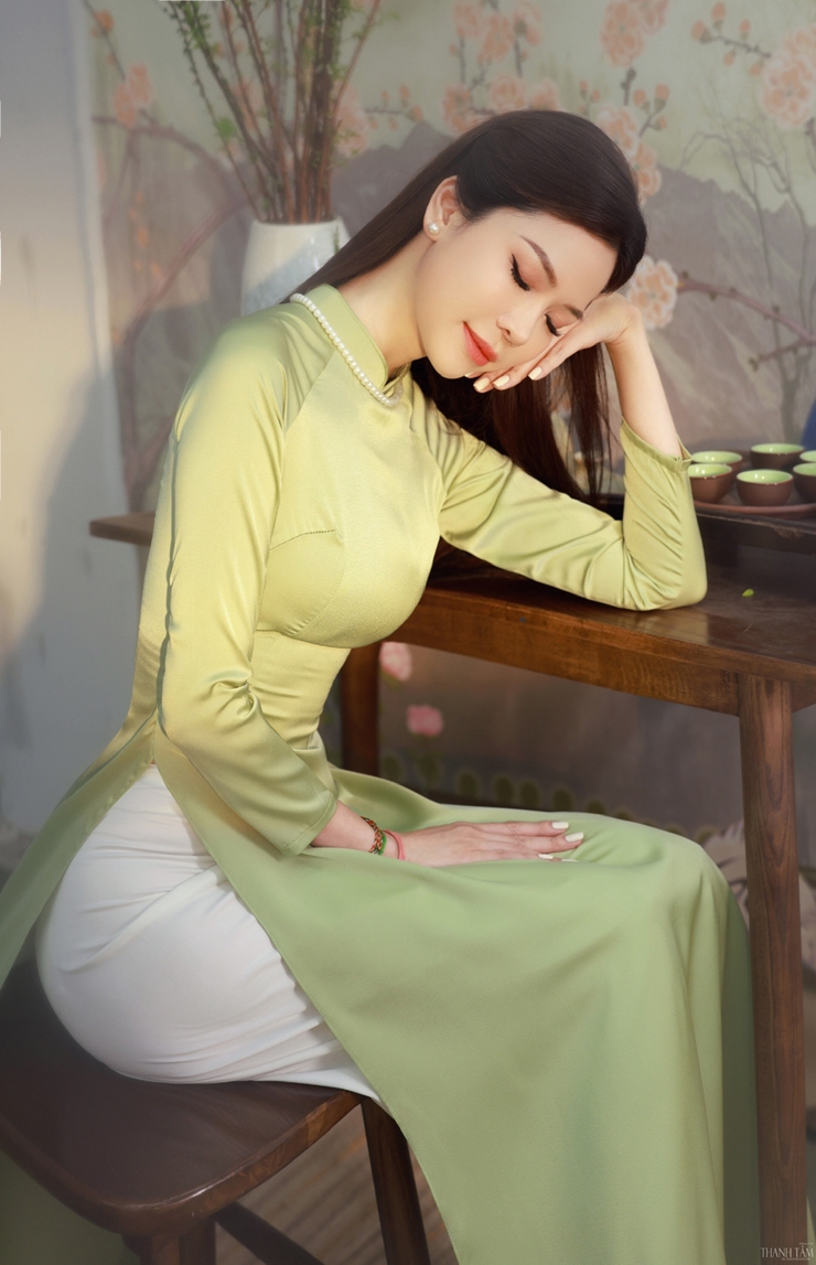 Con dâu tỷ phú Hoàng Kiều khoe vẻ đẹp đậm chất Á đông với áo dài truyền thống - 6