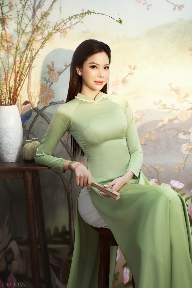 Con dâu tỷ phú Hoàng Kiều khoe vẻ đẹp đậm chất Á đông với áo dài truyền thống - 3