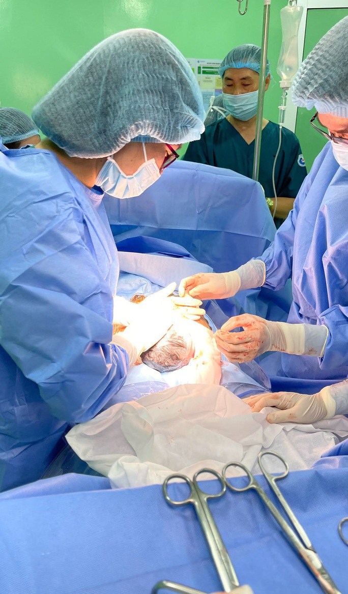 Công dân nhí cất tiếng khóc chào đời đúng giao thừa Tết Quý Mão 2023 là một bé trai đẻ thường - 3